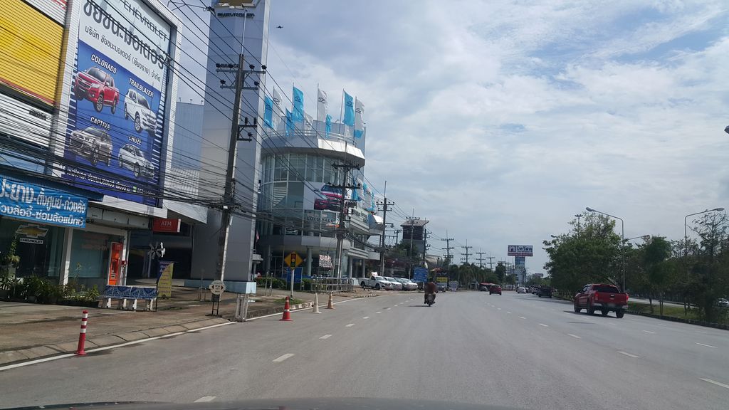 ภาพถนนตรงที่ Immdee cafe coffee & steak ตั้งอยู่ ถ่ายโดย jrcarlsen พ.ศ. 2560 (2017) · A street-level view of where Immdee cafe coffee & steak stands, by jrcarlsen in 2560 (2017)