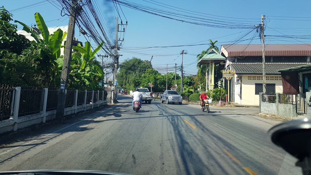 ภาพถนนตรงที่ RISE Coffee Space ตั้งอยู่ ถ่ายโดย igorzo พ.ศ. 2562 (2019) · A street-level view of where RISE Coffee Space stands, by igorzo in 2562 (2019)