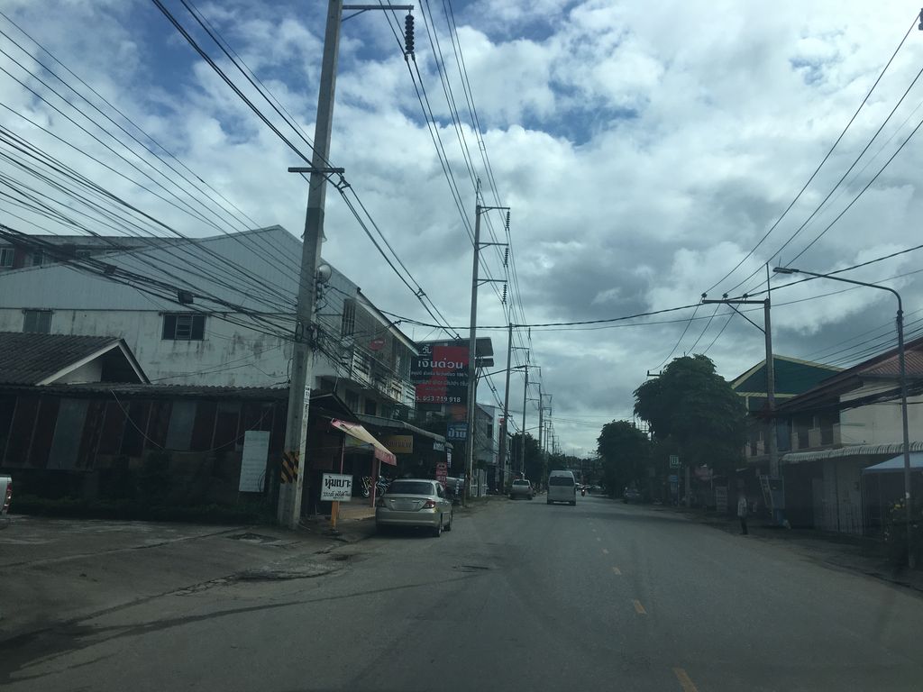 ภาพถนนตรงที่ PNP Rice Denha ตั้งอยู่ ถ่ายโดย wapriz พ.ศ. 2561 (2018) · A street-level view of where PNP Rice Denha stands, by wapriz in 2561 (2018)