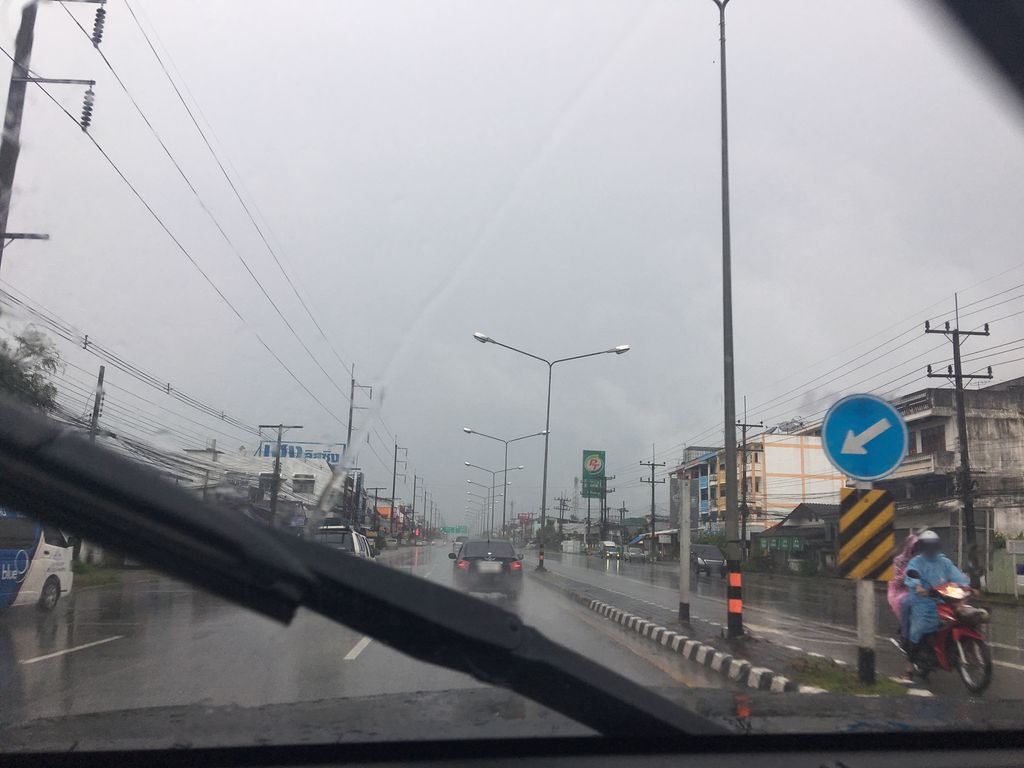 ภาพถนนตรงที่ มูลนิธิวัดพระธาตุดอยตุง ตั้งอยู่ ถ่ายโดย wapriz พ.ศ. 2561 (2018) · A street-level view of where มูลนิธิวัดพระธาตุดอยตุง · Munnithi Wat Phra That Doi Tung stands, by wapriz in 2561 (2018)