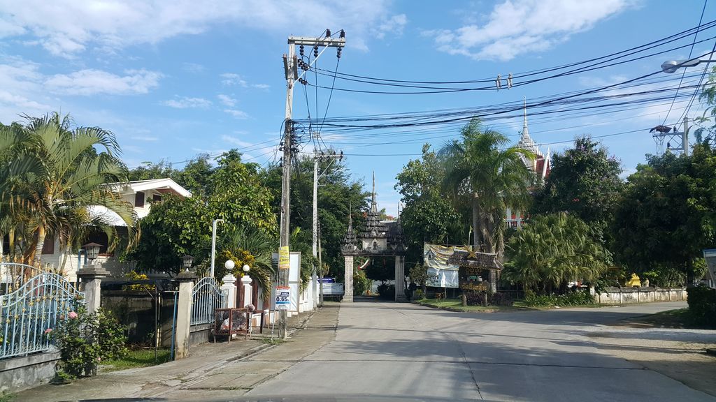 ภาพถนนตรงที่ ป้าไหม (ข้่าวมันไก่,น้ำเงี้ยว) ตั้งอยู่ ถ่ายโดย jrcarlsen พ.ศ. 2560 (2017) · A street-level view of where ป้าไหม (ข้่าวมันไก่,น้ำเงี้ยว) · Pamai (khaomankai,nam Ngiao) stands, by jrcarlsen in 2560 (2017)
