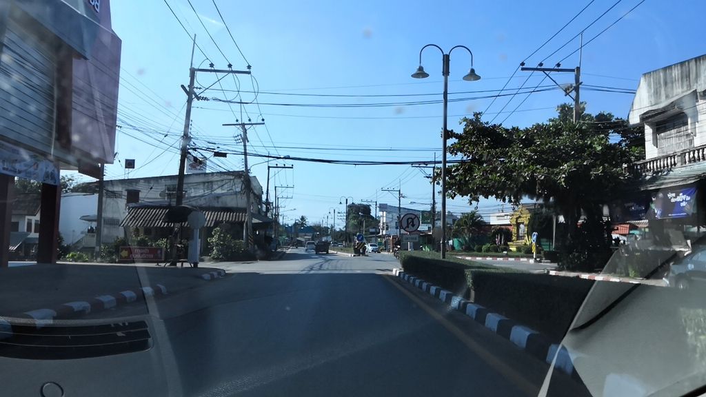 ภาพถนนตรงที่ สินธานี สาขาเวียงชัย ตั้งอยู่ ถ่ายโดย charlesano พ.ศ. 2561 (2018) · A street-level view of where สินธานี สาขาเวียงชัย · Sinthani Sakha Wiang Chai stands, by charlesano in 2561 (2018)