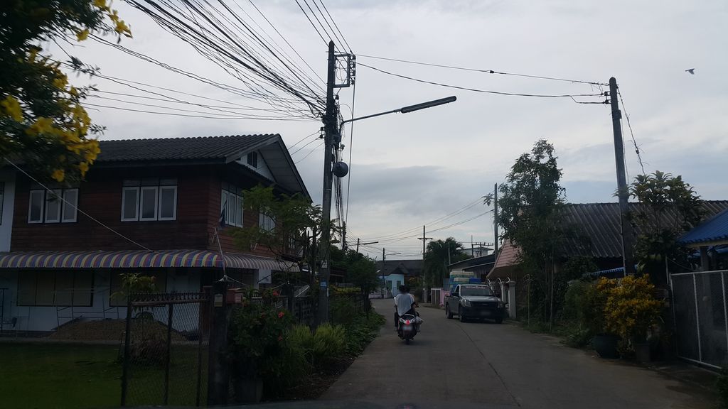ภาพถนนตรงที่ ปิ้ง-ย่าง ฝั่งหมิ่น ริมกก ตั้งอยู่ ถ่ายโดย jrcarlsen พ.ศ. 2560 (2017) · A street-level view of where ปิ้ง-ย่าง ฝั่งหมิ่น ริมกก · Ping-yang Fangmin Rimkok stands, by jrcarlsen in 2560 (2017)