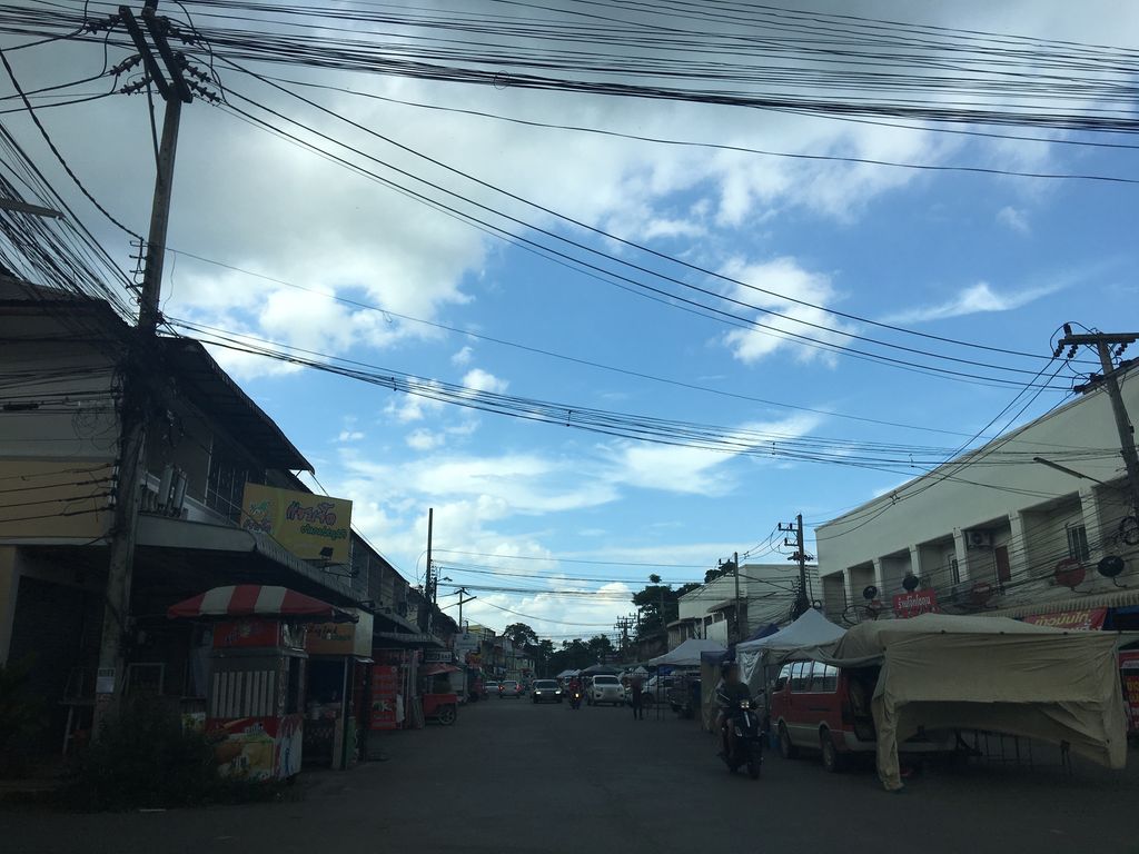 ภาพถนนตรงที่ เหลาเศียร ตั้งอยู่ ถ่ายโดย wapriz พ.ศ. 2561 (2018) · A street-level view of where เหลาเศียร · Laosian stands, by wapriz in 2561 (2018)