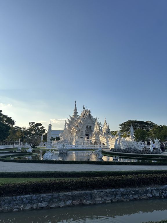 ภาพถนนตรงที่ ข้าวซอยเชียงราย แม่พิมพร ตั้งอยู่ ถ่ายโดย AmbitnaMarka พ.ศ. 2568 (2025) · A street-level view of where ข้าวซอยเชียงราย แม่พิมพร · Khao Soi Chiang Rai Maephimphon stands, by AmbitnaMarka in 2568 (2025)