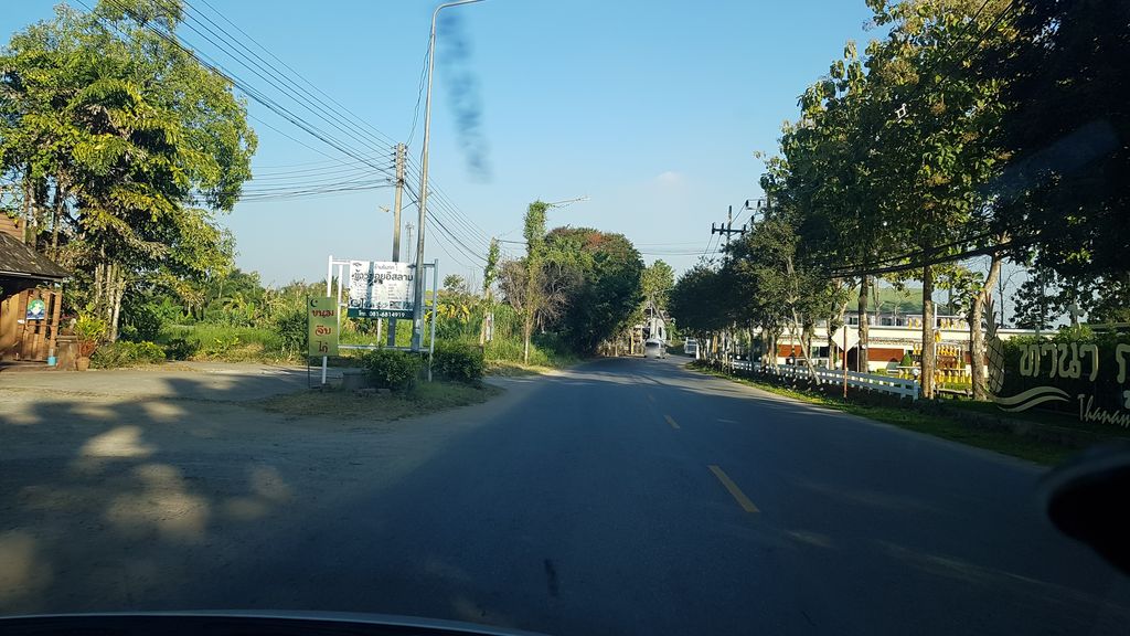 ภาพถนนตรงที่ Kahavadi Chiang Rai, Curio Collection by Hilton ตั้งอยู่ ถ่ายโดย igorzo พ.ศ. 2562 (2019) · A street-level view of where Kahavadi Chiang Rai, Curio Collection by Hilton stands, by igorzo in 2562 (2019)