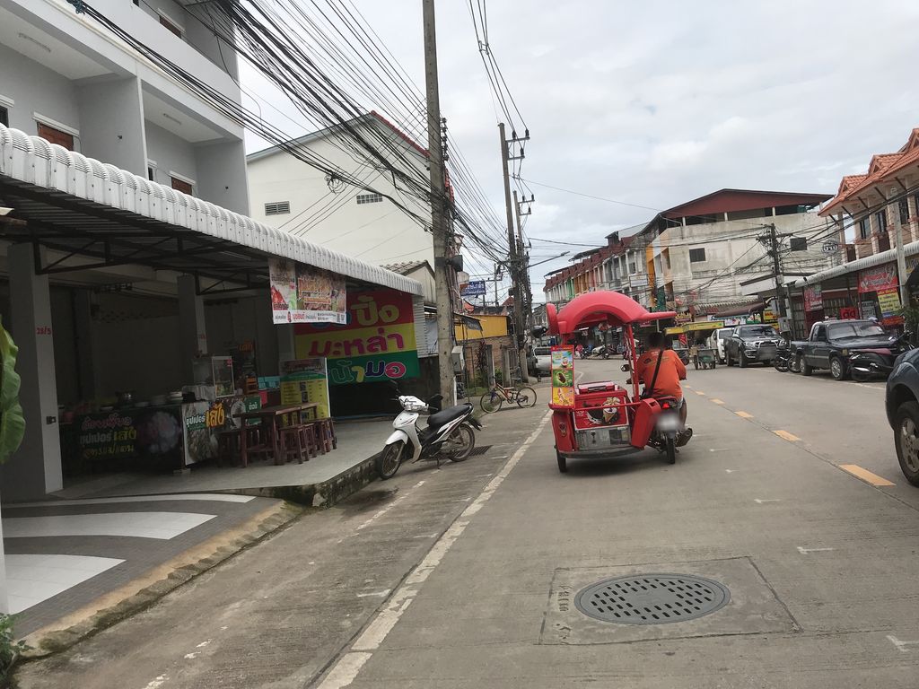 ภาพถนนตรงที่ BaNANA Partner Chiang Rai - บานาน่า พาร์ทเนอร์ สาขา เชียงราย ตั้งอยู่ ถ่ายโดย kiw พ.ศ. 2561 (2018) · A street-level view of where BaNANA Partner Chiang Rai - บานาน่า พาร์ทเนอร์ สาขา เชียงราย stands, by kiw in 2561 (2018)