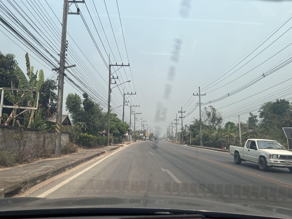 ภาพถนนตรงที่ อ๊อด รถบ้าน เชียงราย ตั้งอยู่ ถ่ายโดย lin_wang พ.ศ. 2567 (2024) · A street-level view of where อ๊อด รถบ้าน เชียงราย · Ot Rotban Chiang Rai stands, by lin_wang in 2567 (2024)