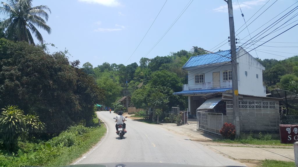 ภาพถนนตรงที่ คริสตจักรโกระโกธา ตั้งอยู่ ถ่ายโดย jrcarlsen พ.ศ. 2560 (2017) · A street-level view of where คริสตจักรโกระโกธา · Krokotha Church stands, by jrcarlsen in 2560 (2017)