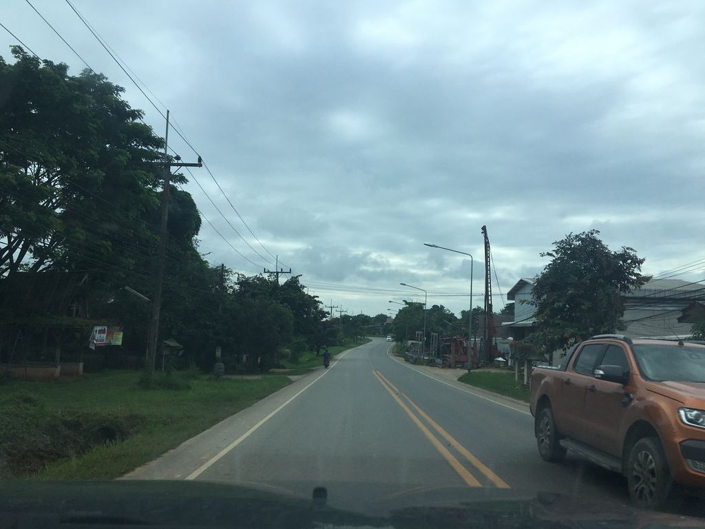 ภาพถนนตรงที่ ครัวแม่จันทรา ตั้งอยู่ ถ่ายโดย wapriz พ.ศ. 2561 (2018) · A street-level view of where ครัวแม่จันทรา · Khruamae Chansa stands, by wapriz in 2561 (2018)
