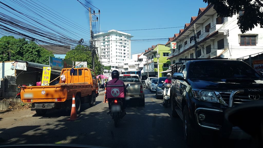 ภาพถนนตรงที่ Half หลังโฮงยาไทย ตั้งอยู่ ถ่ายโดย igorzo พ.ศ. 2562 (2019) · A street-level view of where Half หลังโฮงยาไทย stands, by igorzo in 2562 (2019)