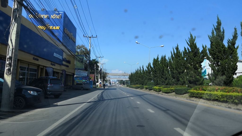 ภาพถนนตรงที่ ตู้แช่ภาคเหนือ ตั้งอยู่ ถ่ายโดย charlesano พ.ศ. 2561 (2018) · A street-level view of where ตู้แช่ภาคเหนือ · Tuchae Phaknuea stands, by charlesano in 2561 (2018)