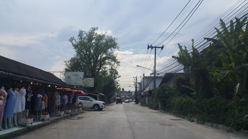 ภาพถนนตรงที่ ร้านแอ้น -โกะ สัตว์เลี้ยง ตั้งอยู่ ถ่ายโดย jrcarlsen พ.ศ. 2560 (2017) · A street-level view of where ร้านแอ้น -โกะ สัตว์เลี้ยง · Ran Aen -ko Satliang stands, by jrcarlsen in 2560 (2017)