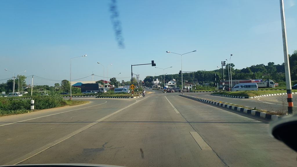 ภาพถนนตรงที่ หม่าล่าไฟแดง ตั้งอยู่ ถ่ายโดย igorzo พ.ศ. 2562 (2019) · A street-level view of where หม่าล่าไฟแดง · Malafaidaeng stands, by igorzo in 2562 (2019)