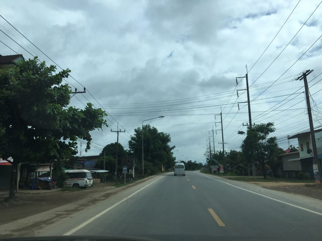 ภาพถนนตรงที่ เอ็มช็อปโมบาย ตั้งอยู่ ถ่ายโดย wapriz พ.ศ. 2561 (2018) · A street-level view of where เอ็มช็อปโมบาย · Em Shop Mobile stands, by wapriz in 2561 (2018)