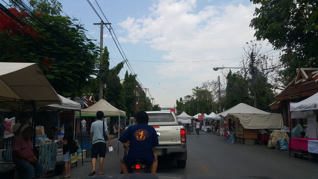 ภาพถนนตรงที่ ร้านอาหารบัว สุกี้ยูนนานเชียงราย ตั้งอยู่ ถ่ายโดย jrcarlsen พ.ศ. 2560 (2017) · A street-level view of where ร้านอาหารบัว สุกี้ยูนนานเชียงราย · Bua Suki Yunnan Chiang Rai Restaurant stands, by jrcarlsen in 2560 (2017)