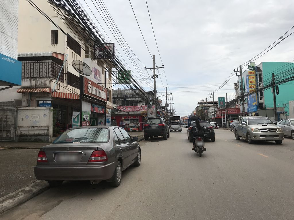 ภาพถนนตรงที่ ร้านตู้กับข้าว ซาวบาท ตั้งอยู่ ถ่ายโดย kiw พ.ศ. 2561 (2018) · A street-level view of where ร้านตู้กับข้าว ซาวบาท · Ran Tukapkhao Saobat stands, by kiw in 2561 (2018)