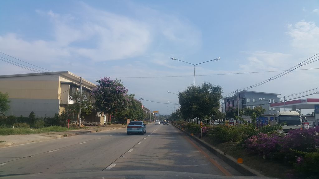 ภาพถนนตรงที่ เซเว่นบายพาส ตั้งอยู่ ถ่ายโดย jrcarlsen พ.ศ. 2560 (2017) · A street-level view of where เซเว่นบายพาส · Seven Baiphat stands, by jrcarlsen in 2560 (2017)