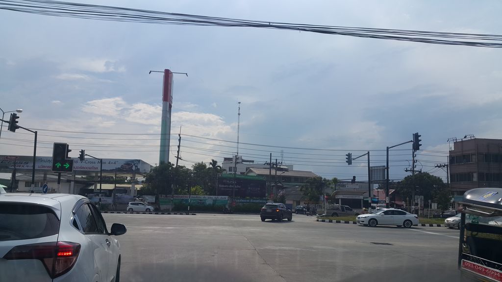 ภาพถนนตรงที่ ร้านฟินฟินโดนัท ตั้งอยู่ ถ่ายโดย jrcarlsen พ.ศ. 2560 (2017) · A street-level view of where ร้านฟินฟินโดนัท · Ran Fin Fin Donut stands, by jrcarlsen in 2560 (2017)
