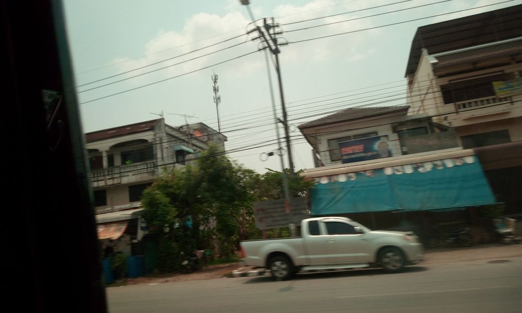 ภาพถนนตรงที่ ธนาคารไทยพาณิชย์ ตั้งอยู่ ถ่ายโดย ozflor พ.ศ. 2562 (2019) · A street-level view of where ธนาคารไทยพาณิชย์ · Thaiphanit Bank stands, by ozflor in 2562 (2019)