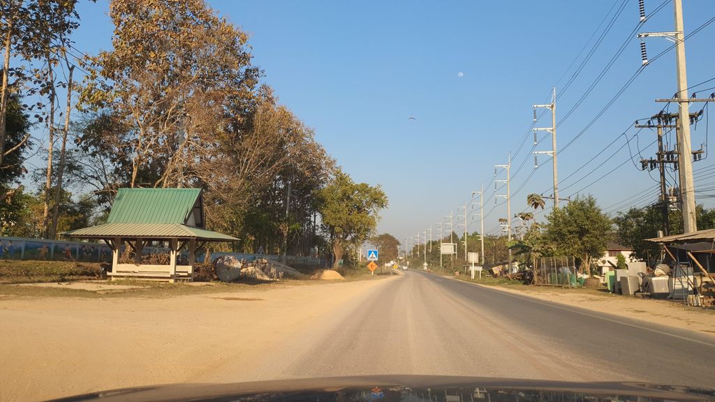 ภาพถนนตรงที่ Chadu Cafe ตั้งอยู่ ถ่ายโดย jrcarlsen พ.ศ. 2565 (2022) · A street-level view of where Chadu Cafe stands, by jrcarlsen in 2565 (2022)