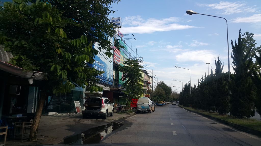 ภาพถนนตรงที่ ข้าวต้มมะลิวัลย์ ตั้งอยู่ ถ่ายโดย jrcarlsen พ.ศ. 2560 (2017) · A street-level view of where ข้าวต้มมะลิวัลย์ · Khaotom Mali Wan stands, by jrcarlsen in 2560 (2017)