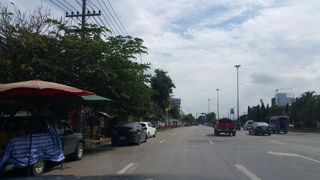 ภาพถนนตรงที่ Chiangrai Bowl ตั้งอยู่ ถ่ายโดย jrcarlsen พ.ศ. 2560 (2017) · A street-level view of where Chiangrai Bowl stands, by jrcarlsen in 2560 (2017)