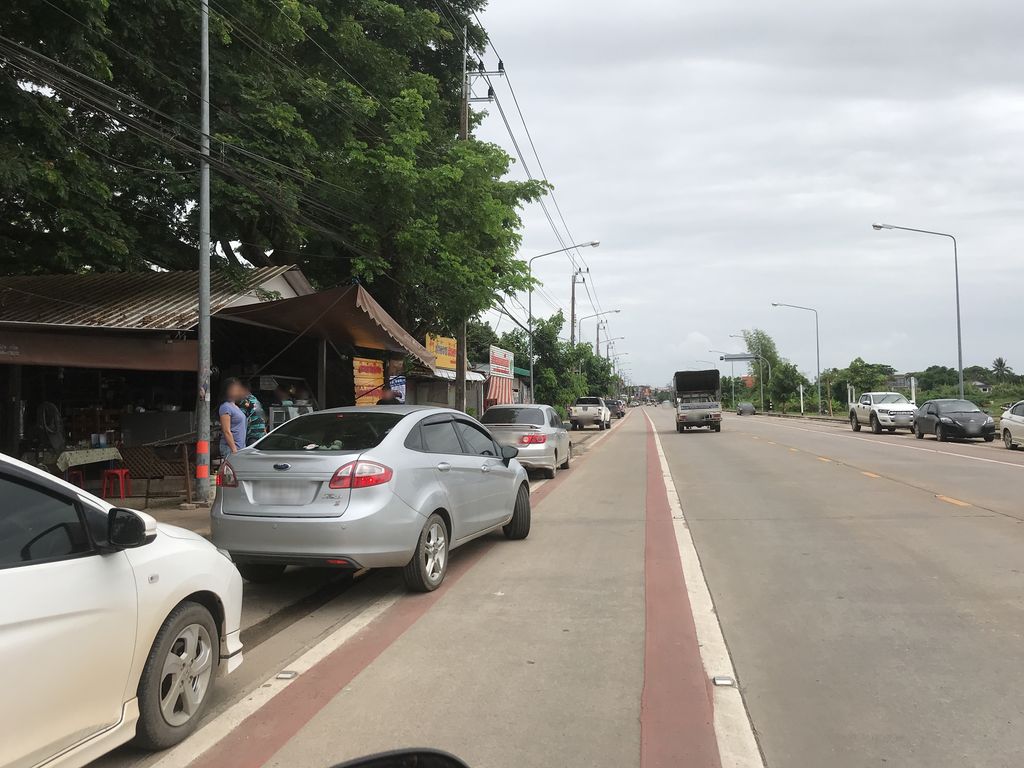 ภาพถนนตรงที่ รวมมิตร บาร์ ตั้งอยู่ ถ่ายโดย kiw พ.ศ. 2561 (2018) · A street-level view of where รวมมิตร บาร์ · Ruammit Bar stands, by kiw in 2561 (2018)
