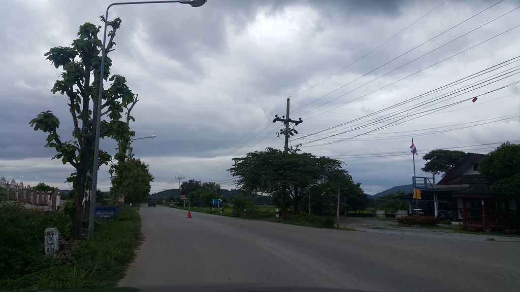 ภาพถนนตรงที่ วัดทุ่งยั้ง ตั้งอยู่ ถ่ายโดย jrcarlsen พ.ศ. 2559 (2016) · A street-level view of where วัดทุ่งยั้ง · Wat Thung Yang stands, by jrcarlsen in 2559 (2016)