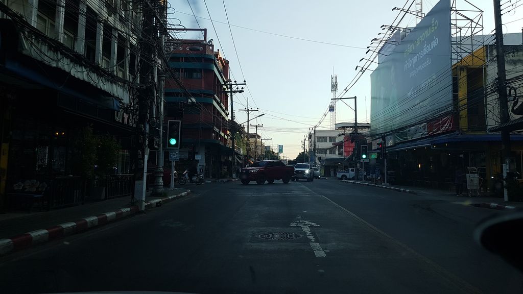 ภาพถนนตรงที่ โรงแรมพิมานอินเชียงราย ตั้งอยู่ ถ่ายโดย igorzo พ.ศ. 2562 (2019) · A street-level view of where โรงแรมพิมานอินเชียงราย · Phiman In Chiang Rai Hotel stands, by igorzo in 2562 (2019)