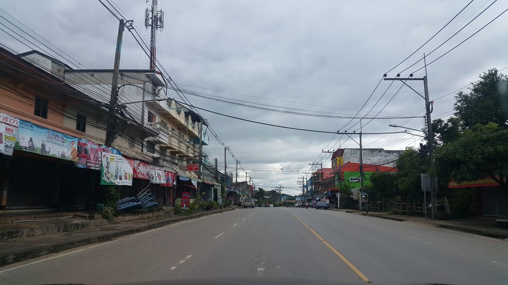 ภาพถนนตรงที่ กาแฟลุงหนวด ตั้งอยู่ ถ่ายโดย jrcarlsen พ.ศ. 2559 (2016) · A street-level view of where กาแฟลุงหนวด · Kaflaenganuat stands, by jrcarlsen in 2559 (2016)