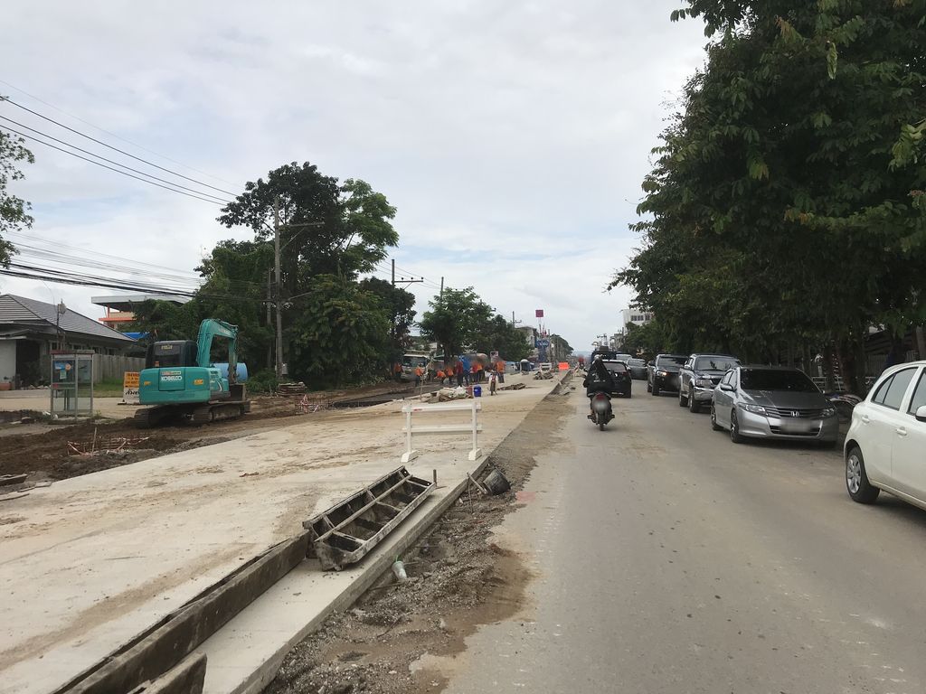 ภาพถนนตรงที่ Lebua cafe.TOH ตั้งอยู่ ถ่ายโดย kiw พ.ศ. 2561 (2018) · A street-level view of where Lebua cafe.TOH stands, by kiw in 2561 (2018)