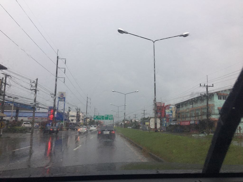 ภาพถนนตรงที่ ร้านอาหารครัวชมพู ตั้งอยู่ ถ่ายโดย wapriz พ.ศ. 2561 (2018) · A street-level view of where ร้านอาหารครัวชมพู · Khrua Chomphu Restaurant stands, by wapriz in 2561 (2018)