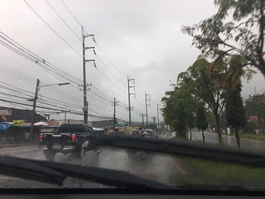 ภาพถนนตรงที่ แม่จันแทรคเตอร์ ตั้งอยู่ ถ่ายโดย wapriz พ.ศ. 2561 (2018) · A street-level view of where แม่จันแทรคเตอร์ · Mae Chan Tractor stands, by wapriz in 2561 (2018)