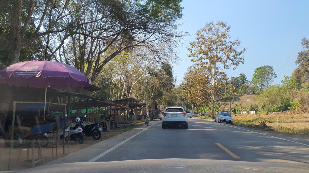ภาพถนนตรงที่ ร้านแพชมภู-น้ำตกขุนกรณ์ ตั้งอยู่ ถ่ายโดย jrcarlsen พ.ศ. 2565 (2022) · A street-level view of where ร้านแพชมภู-น้ำตกขุนกรณ์ · Ran Phae Chomphu-namtokkhunka stands, by jrcarlsen in 2565 (2022)