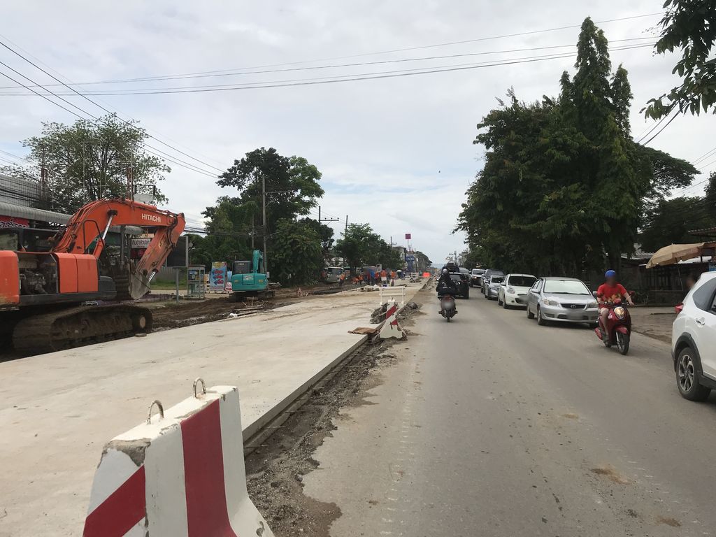 ภาพถนนตรงที่ Horizon Coffee & Roaster ตั้งอยู่ ถ่ายโดย kiw พ.ศ. 2561 (2018) · A street-level view of where Horizon Coffee & Roaster stands, by kiw in 2561 (2018)