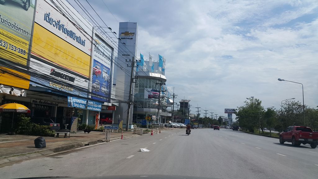ภาพถนนตรงที่ หจก เชียงรายเซ็นเตอร์ฟิล์ม ติดฟิล์มรถยนต์ อาคาร บ้าน คอนโด สำนักงาน คลินิก ตั้งอยู่ ถ่ายโดย jrcarlsen พ.ศ. 2560 (2017) · A street-level view of where หจก เชียงรายเซ็นเตอร์ฟิล์ม ติดฟิล์มรถยนต์ อาคาร บ้าน คอนโด สำนักงาน คลินิก · Chiang Rai Center Film Tit Film Rathayon Akhan Ban Condo Samnakngan Clinic Partnership stands, by jrcarlsen in 2560 (2017)