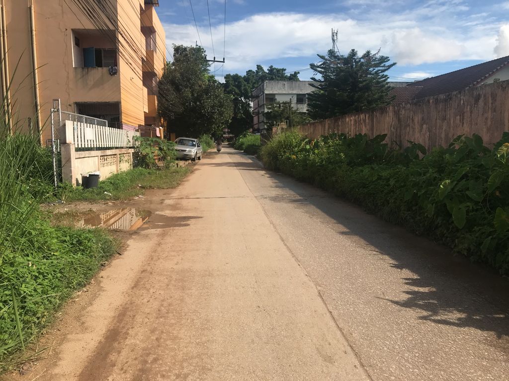 ภาพถนนตรงที่ หอพักหญิงสมพร ตั้งอยู่ ถ่ายโดย wiwattantib พ.ศ. 2561 (2018) · A street-level view of where หอพักหญิงสมพร · Ying Samaphon Dormitory stands, by wiwattantib in 2561 (2018)