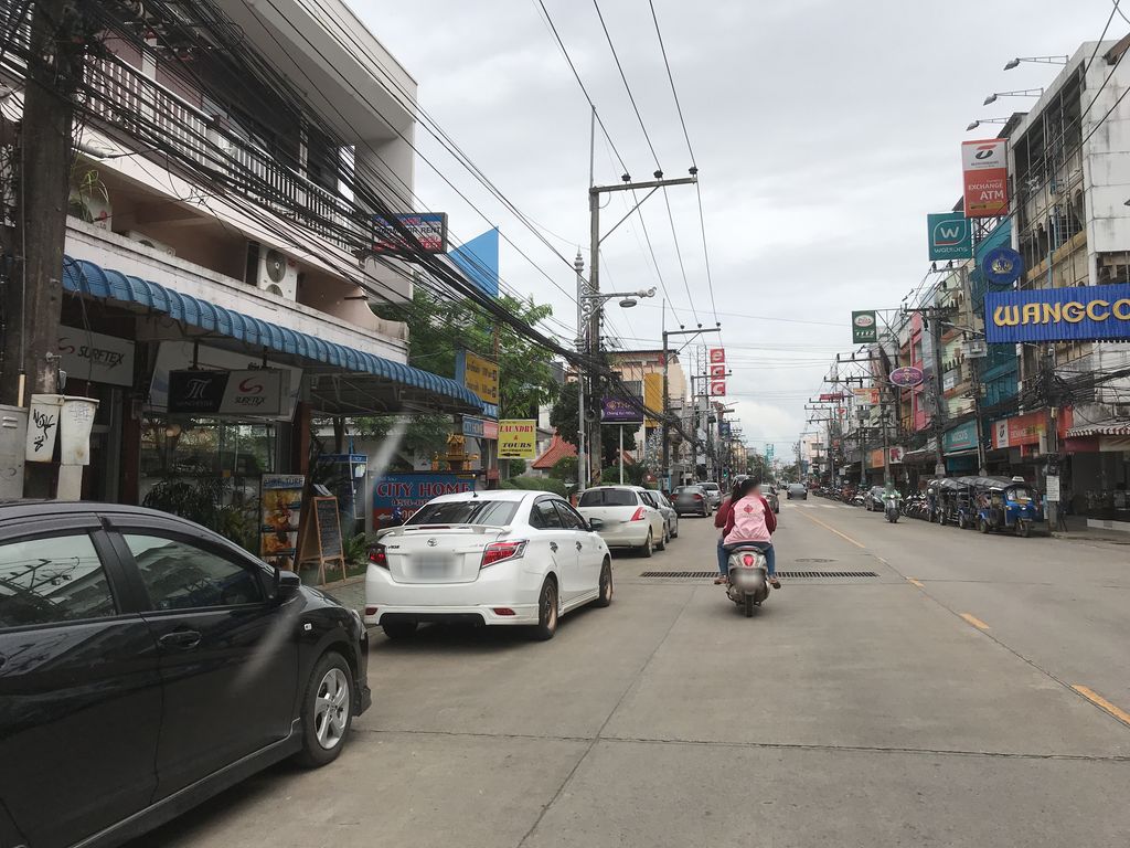ภาพถนนตรงที่ OH.D family mart&hostel ตั้งอยู่ ถ่ายโดย kiw พ.ศ. 2561 (2018) · A street-level view of where OH.D family mart&hostel stands, by kiw in 2561 (2018)