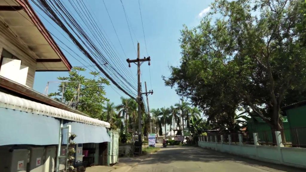 ภาพถนนตรงที่ หอโอเอซิส ตั้งอยู่ ถ่ายโดย toffy พ.ศ. 2561 (2018) · A street-level view of where หอโอเอซิส · Ho Oasis stands, by toffy in 2561 (2018)
