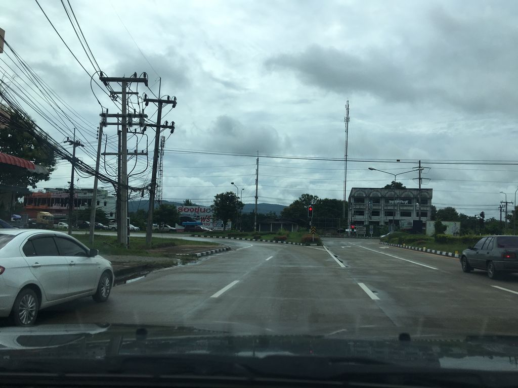 ภาพถนนตรงที่ เค้กน้องโดนัท ตั้งอยู่ ถ่ายโดย wapriz พ.ศ. 2561 (2018) · A street-level view of where เค้กน้องโดนัท · Cake Nong Donut stands, by wapriz in 2561 (2018)