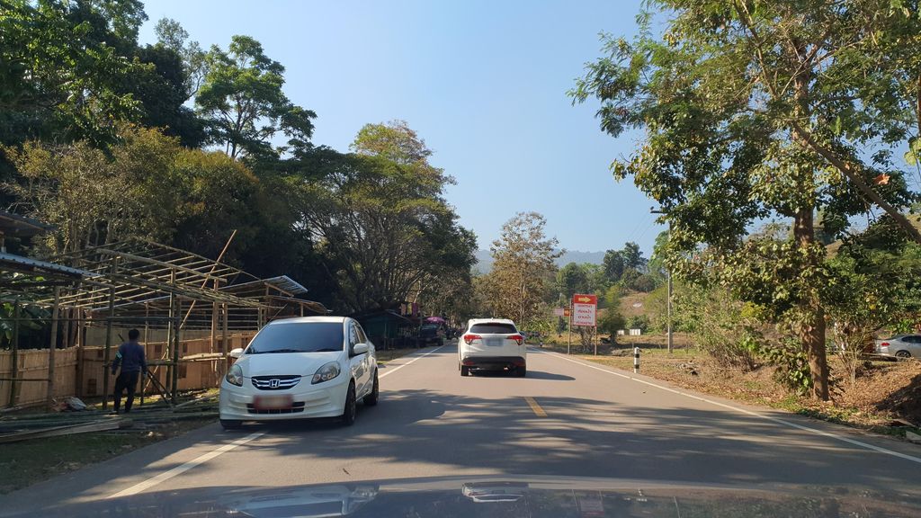 ภาพถนนตรงที่ ครัวริมธาร ตั้งอยู่ ถ่ายโดย jrcarlsen พ.ศ. 2565 (2022) · A street-level view of where ครัวริมธาร · Khruarimthan stands, by jrcarlsen in 2565 (2022)