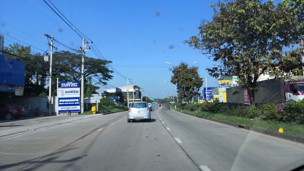 ภาพถนนตรงที่ สินทรัพย์ประกันภัย ตั้งอยู่ ถ่ายโดย charlesano พ.ศ. 2561 (2018) · A street-level view of where สินทรัพย์ประกันภัย · Sinsap Prakanphai stands, by charlesano in 2561 (2018)