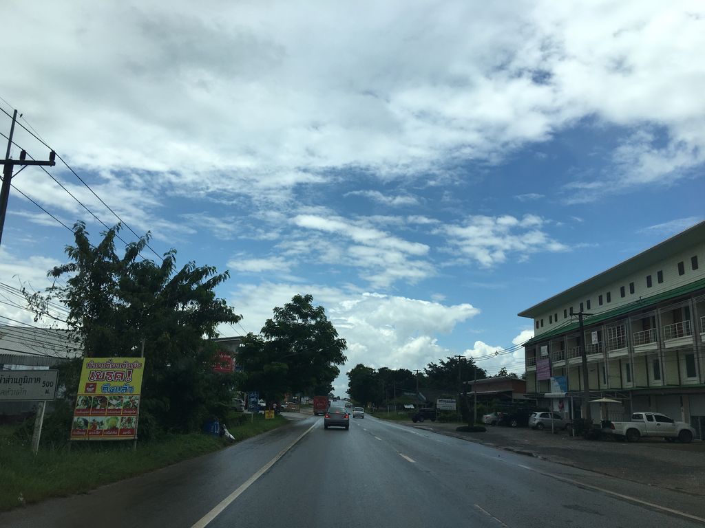 ภาพถนนตรงที่ ร้านอารีย์พันธุ์ไม้ ตั้งอยู่ ถ่ายโดย wapriz พ.ศ. 2561 (2018) · A street-level view of where ร้านอารีย์พันธุ์ไม้ · Ran Ari Phanmai stands, by wapriz in 2561 (2018)