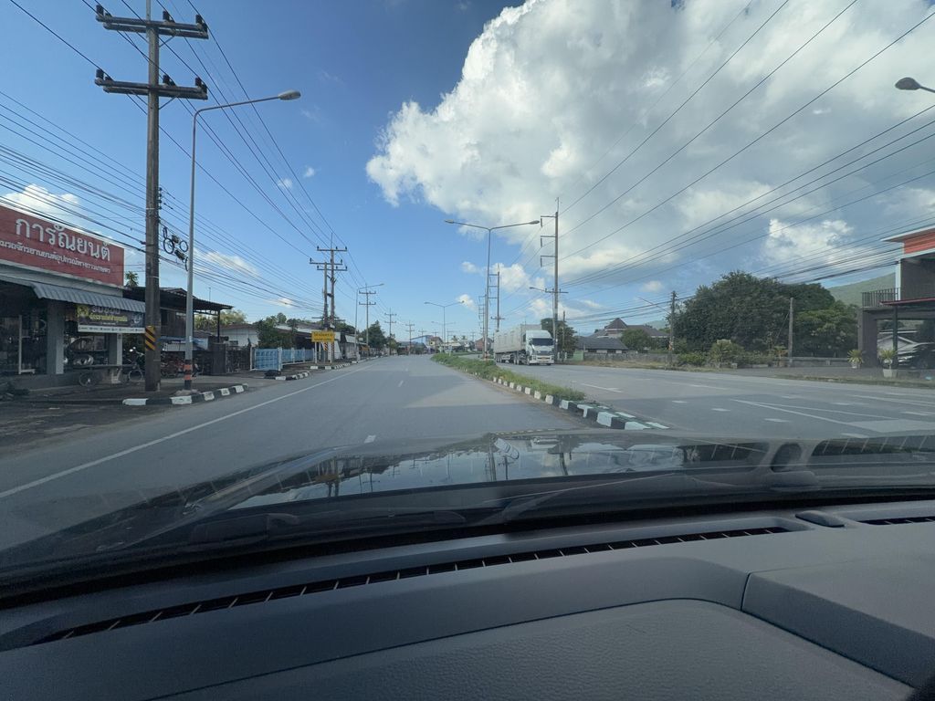 ภาพถนนตรงที่ ศรีทองวัสดุ กรุ๊ป ตั้งอยู่ ถ่ายโดย Peeramod พ.ศ. 2569 (2026) · A street-level view of where ศรีทองวัสดุ กรุ๊ป · Sitongwatdu Group stands, by Peeramod in 2569 (2026)