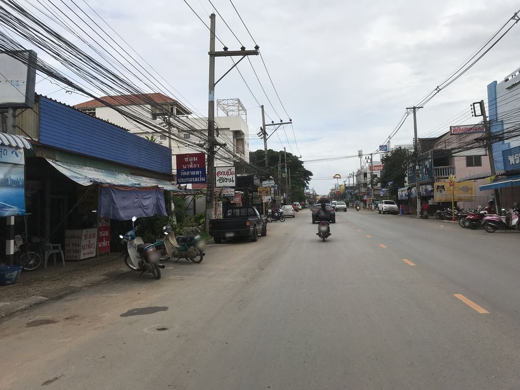 ภาพถนนตรงที่ บริษัท เมืองไทยประกันชีวิต สาขาเชียงราย ตั้งอยู่ ถ่ายโดย kiw พ.ศ. 2561 (2018) · A street-level view of where บริษัท เมืองไทยประกันชีวิต สาขาเชียงราย · Mueang Thai Prakanchiwit Sakha Chiang Rai Company stands, by kiw in 2561 (2018)
