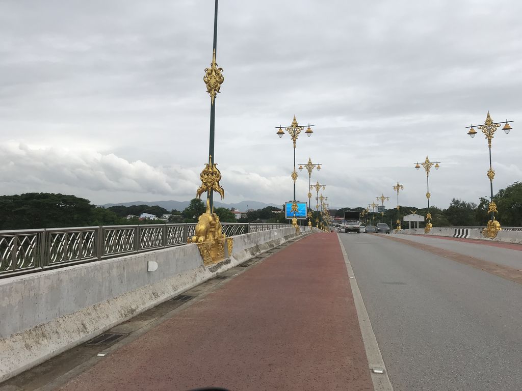 ภาพถนนตรงที่ ขัวพญามังราย ตั้งอยู่ ถ่ายโดย kiw พ.ศ. 2561 (2018) · A street-level view of where ขัวพญามังราย · Khua Phayamangrai stands, by kiw in 2561 (2018)