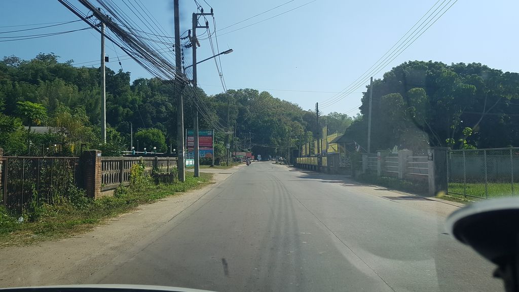 ภาพถนนตรงที่ กล้องวงจรปิดเชียงราย ตั้งอยู่ ถ่ายโดย igorzo พ.ศ. 2562 (2019) · A street-level view of where กล้องวงจรปิดเชียงราย · Kalonguangchonpit Chiang Rai stands, by igorzo in 2562 (2019)
