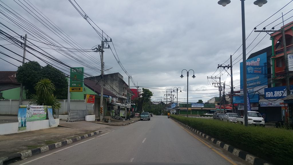 ภาพถนนตรงที่ ร้านสกลวิวัฒน์ ตั้งอยู่ ถ่ายโดย jrcarlsen พ.ศ. 2559 (2016) · A street-level view of where ร้านสกลวิวัฒน์ · Ran Sakon Wiotha stands, by jrcarlsen in 2559 (2016)