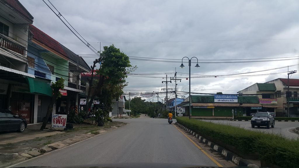ภาพถนนตรงที่ สหธานี มาร์เก็ตติ้ง เวียงชัย ตั้งอยู่ ถ่ายโดย jrcarlsen พ.ศ. 2559 (2016) · A street-level view of where สหธานี มาร์เก็ตติ้ง เวียงชัย · Sahathani Marketing Wiang Chai stands, by jrcarlsen in 2559 (2016)